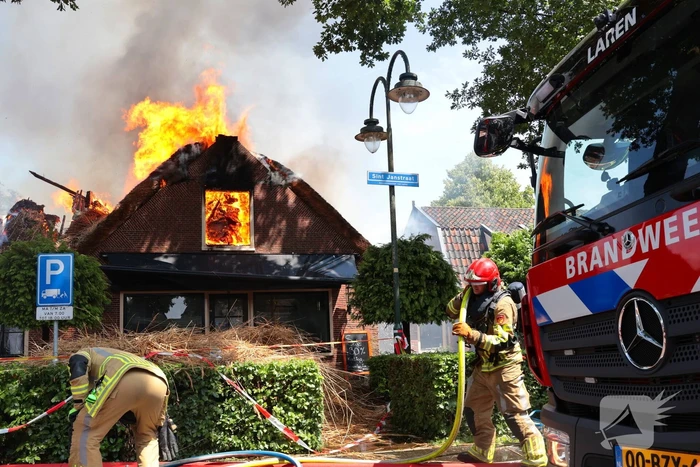 Brand in rieten dak van woning