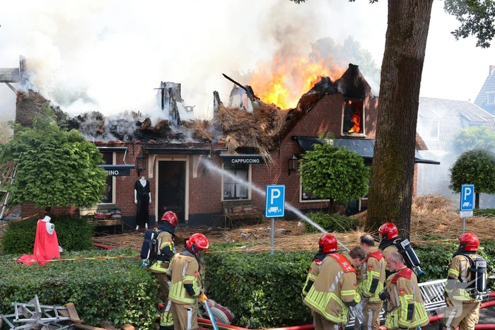 Brand in rieten dak van woning