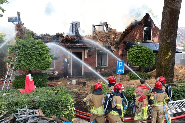 Brand in rieten dak van woning