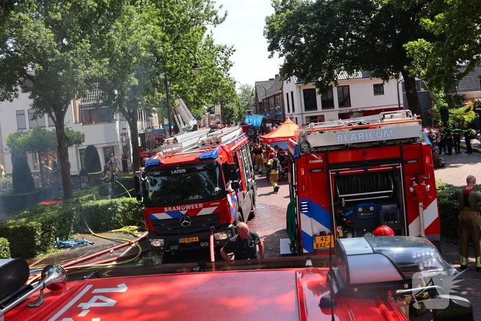 Brand in rieten dak van woning