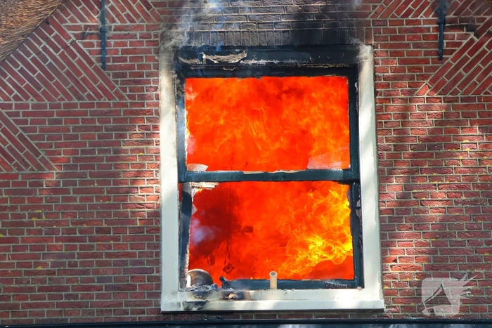 Brand in rieten dak van woning