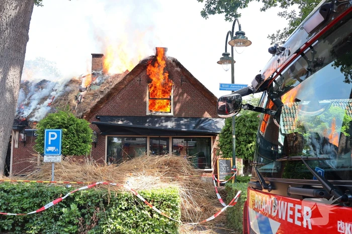 Brand in rieten dak van woning