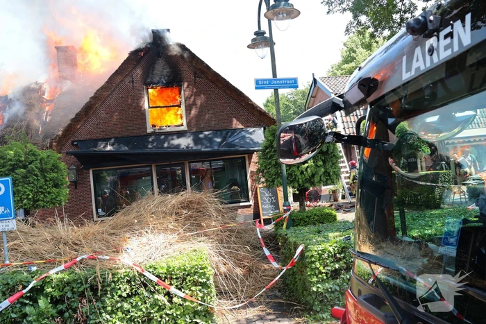 Brand in rieten dak van woning