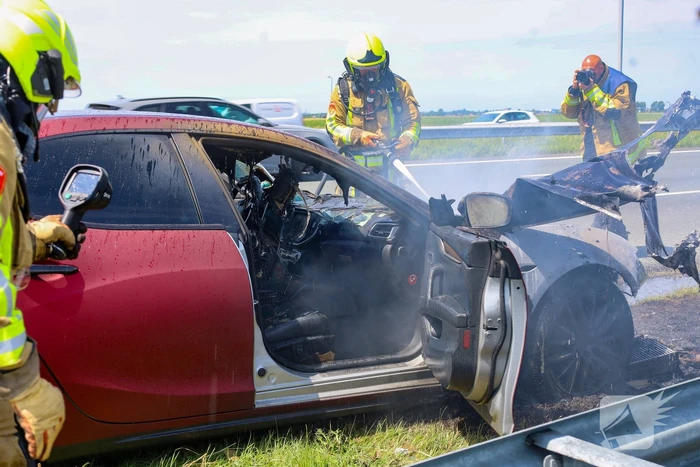 Maserati brandt volledig uit op snelweg