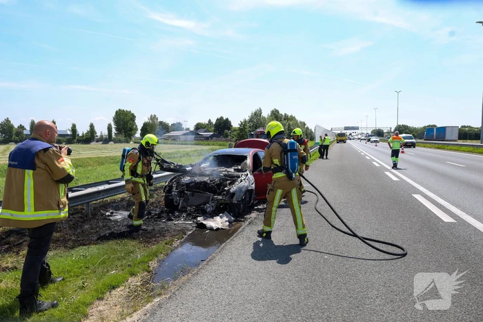 Maserati brandt volledig uit op snelweg