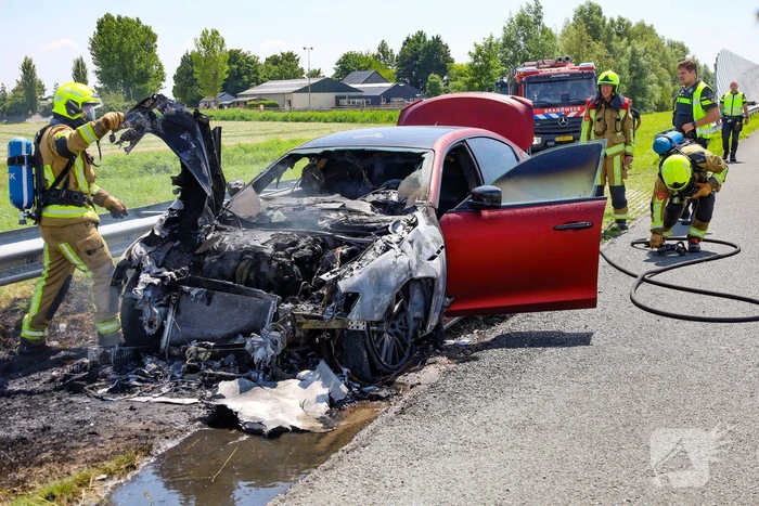 Maserati brandt volledig uit op snelweg