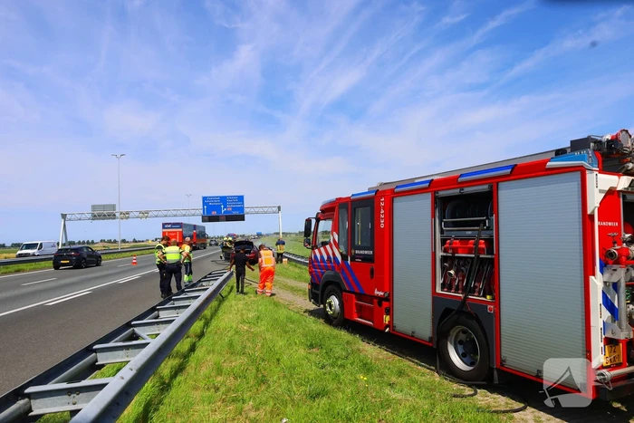 Maserati brandt volledig uit op snelweg