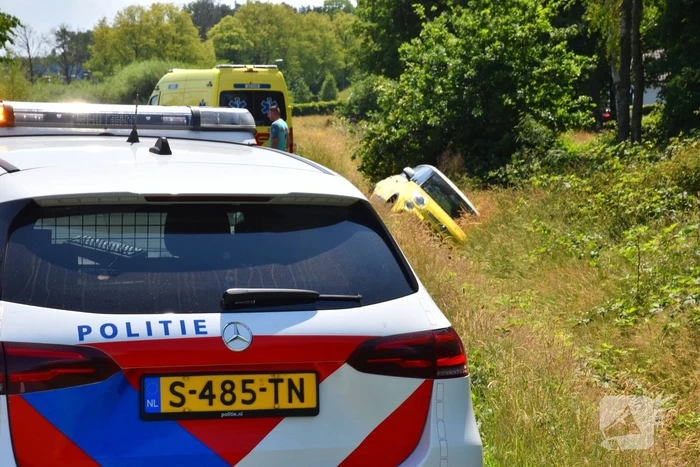 Politie helpt vrouw uit auto