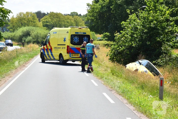 Politie helpt vrouw uit auto