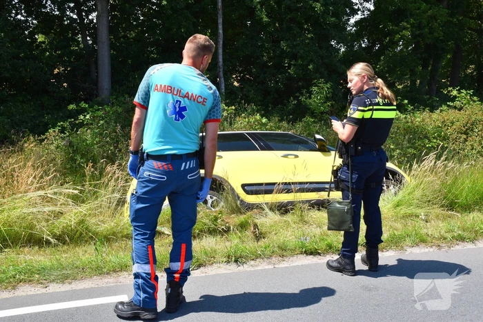 Politie helpt vrouw uit auto