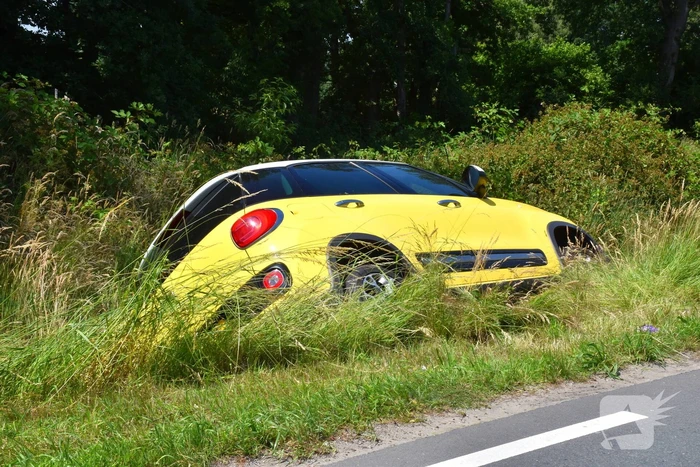Politie helpt vrouw uit auto