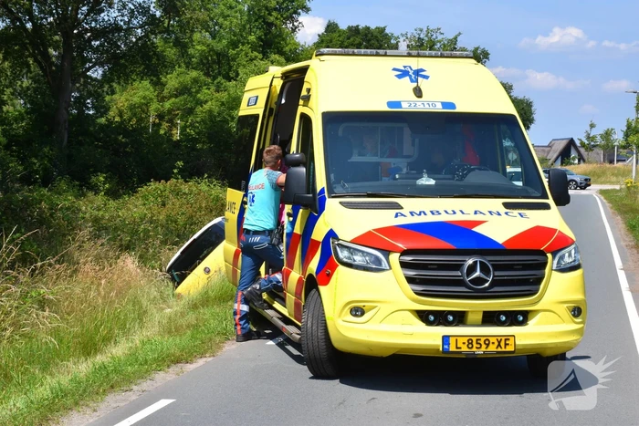 Politie helpt vrouw uit auto