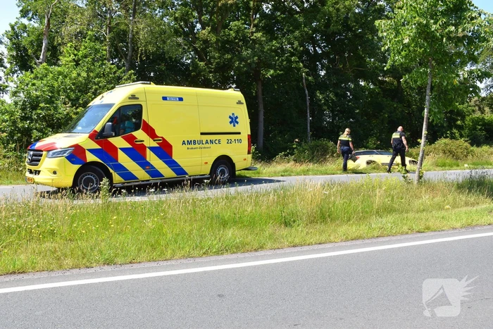 Politie helpt vrouw uit auto