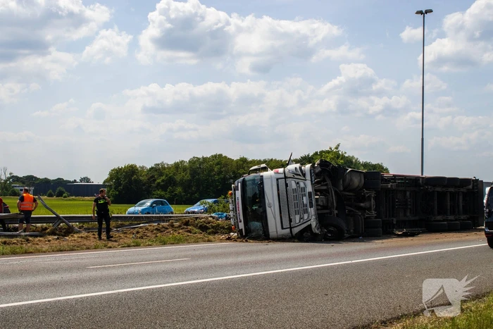 Vrachtwagen kantelt en vangrail beschadigd