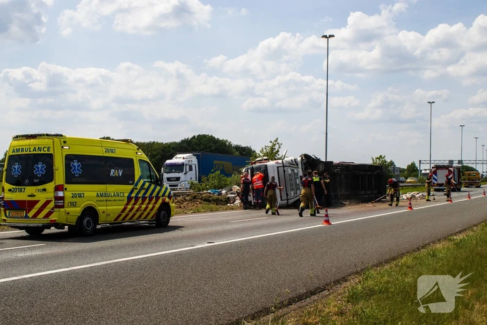 Vrachtwagen kantelt en vangrail beschadigd