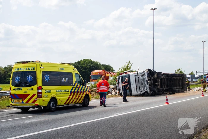 Vrachtwagen kantelt en vangrail beschadigd