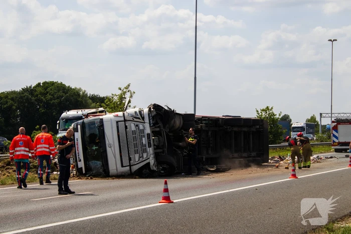 Vrachtwagen kantelt en vangrail beschadigd