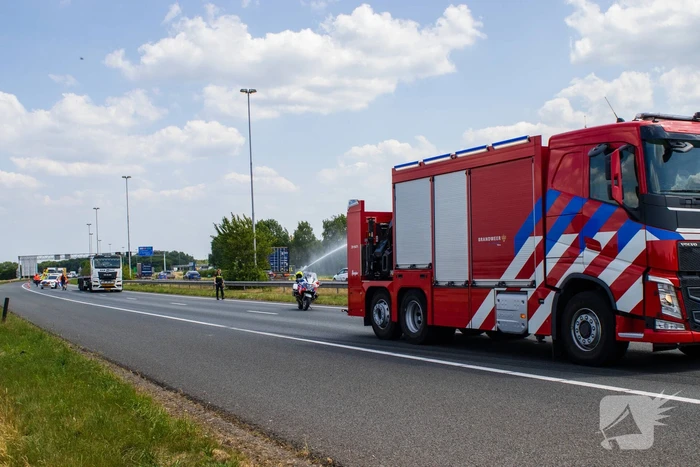 Vrachtwagen kantelt en vangrail beschadigd