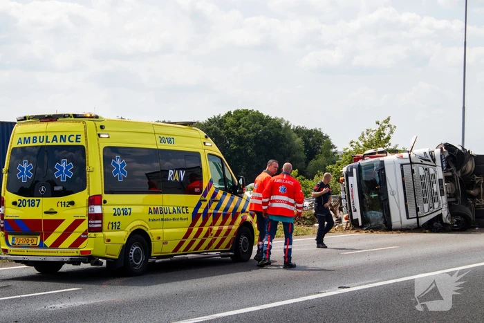 Vrachtwagen kantelt en vangrail beschadigd