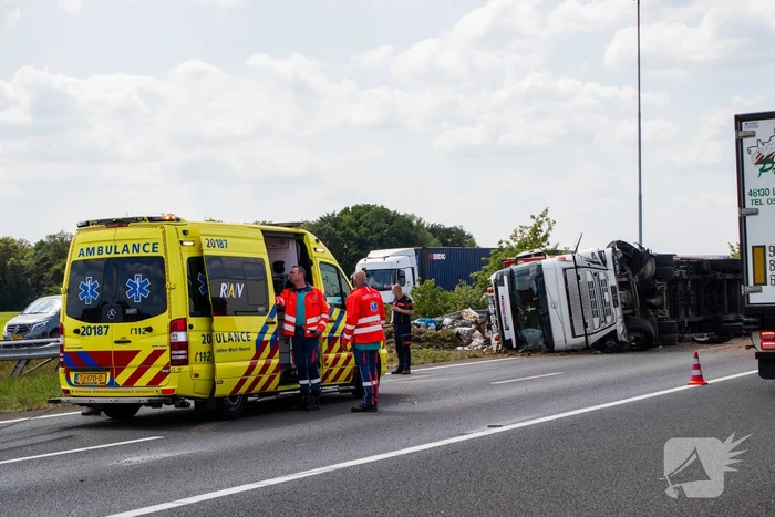 Vrachtwagen kantelt en vangrail beschadigd