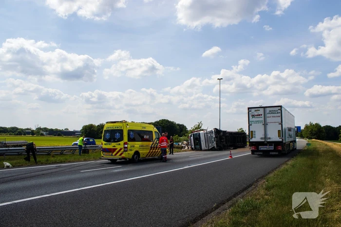Vrachtwagen kantelt en vangrail beschadigd
