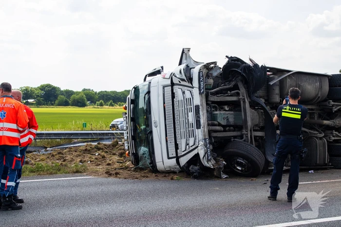Vrachtwagen kantelt en vangrail beschadigd