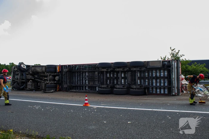 Vrachtwagen kantelt en vangrail beschadigd