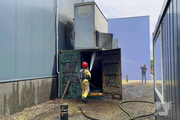 Medewerkers blussen eerste vuur
