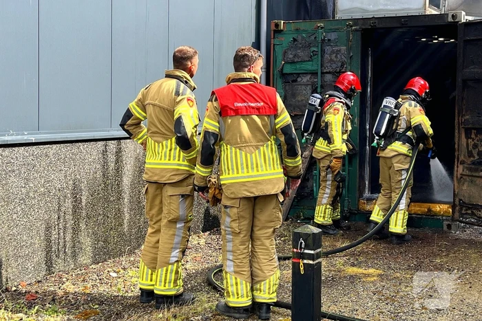 Medewerkers blussen eerste vuur