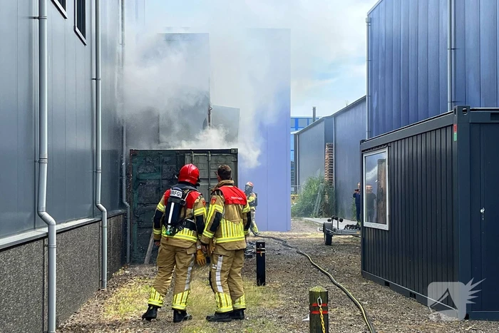 Medewerkers blussen eerste vuur
