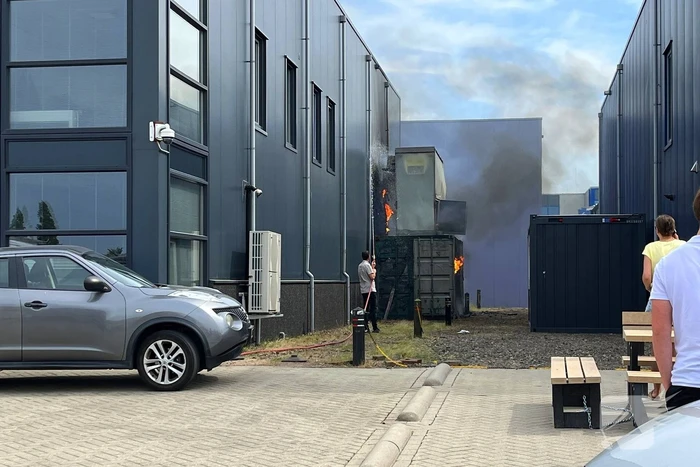 Medewerkers blussen eerste vuur