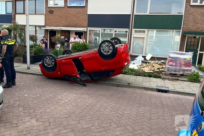 Auto belandt op de kop bij ongeval