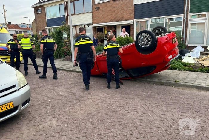 Auto belandt op de kop bij ongeval