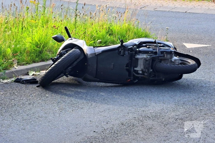 Scooterrijder gewond bij aanrijding met auto