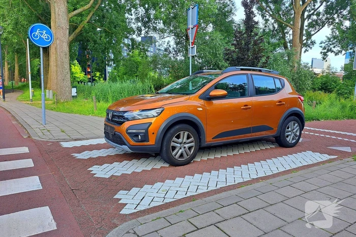 Scooterrijder gewond bij aanrijding met auto