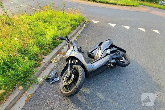 Scooterrijder gewond bij aanrijding met auto