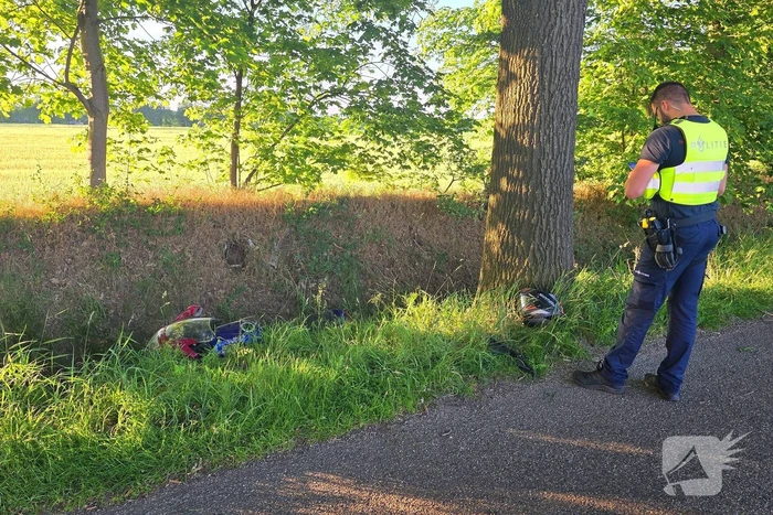 Motorrijder belandt in sloot