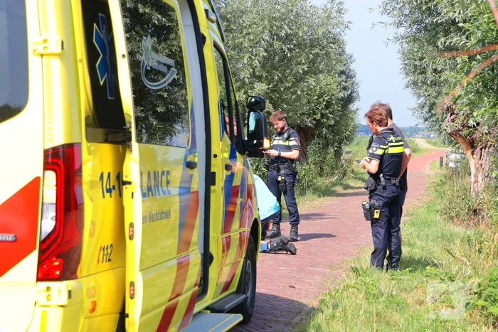 Fietser hard ten val op fietspad
