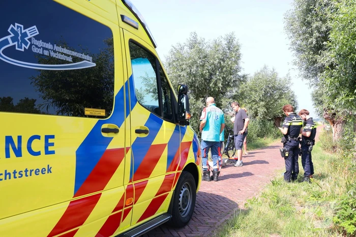 Fietser hard ten val op fietspad