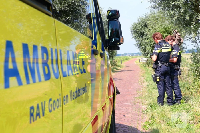 Fietser hard ten val op fietspad
