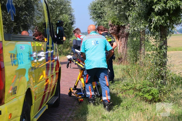 Fietser hard ten val op fietspad