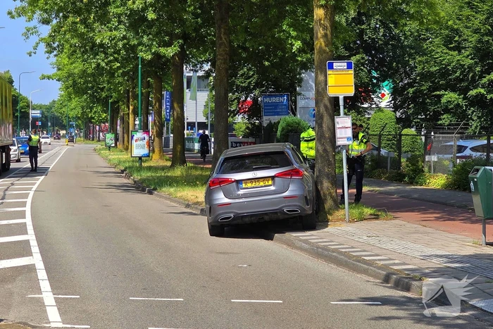 Automobilist botst op boom met letsel als gevolg
