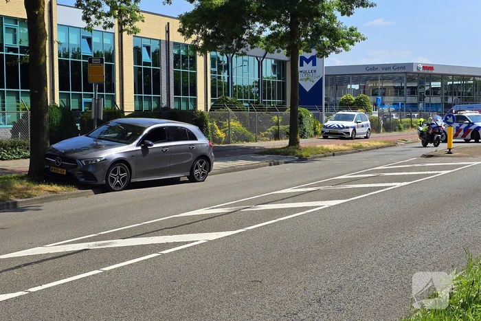 Automobilist botst op boom met letsel als gevolg