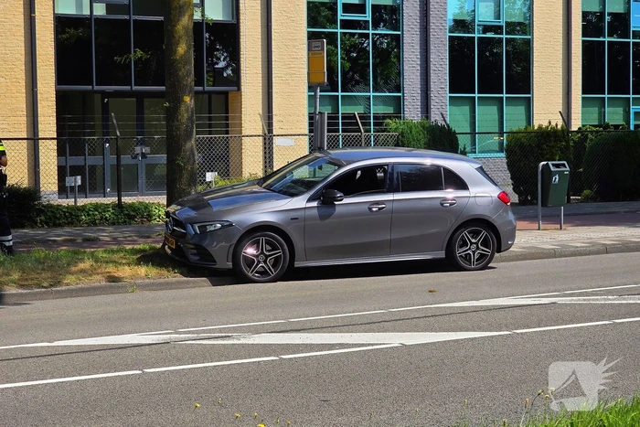 Automobilist botst op boom met letsel als gevolg