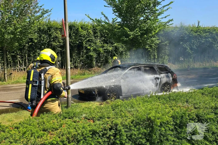 Brandweer dooft vlammenzee in auto