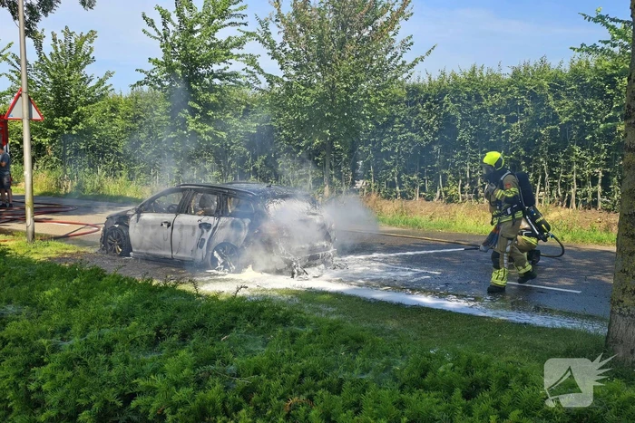 Brandweer dooft vlammenzee in auto