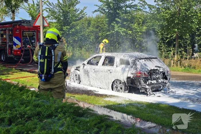 Brandweer dooft vlammenzee in auto