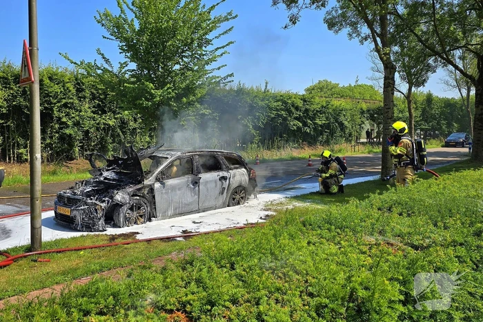 Brandweer dooft vlammenzee in auto
