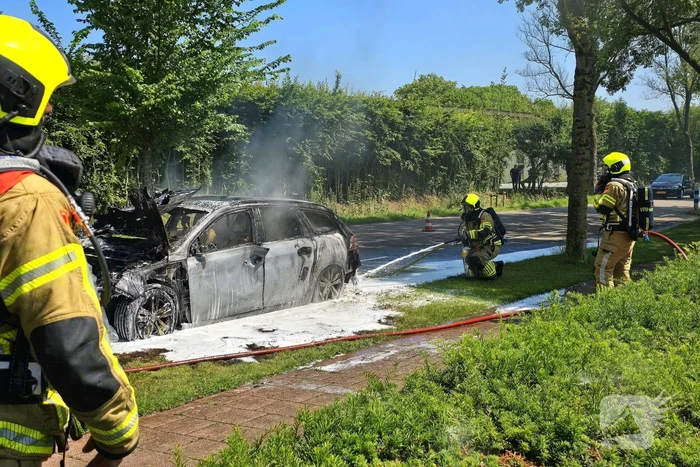 Brandweer dooft vlammenzee in auto