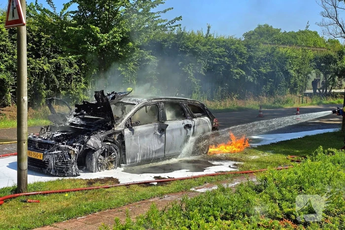 Brandweer dooft vlammenzee in auto